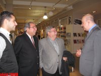 Писатель Натиг Расулзаде читает мысли (фотосессия)