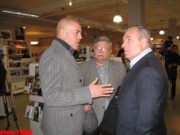 Писатель Натиг Расулзаде читает мысли (фотосессия)