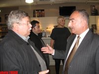 Писатель Натиг Расулзаде читает мысли (фотосессия)