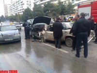 В центре Баку в результате ДТП сгорел автомобиль, есть погибшие (ФОТО)
