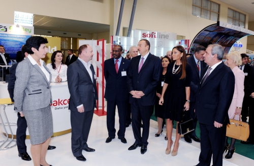 Ильхам Алиев  и его супруга ознакомились с Международной выставкой "BakuTel-2011" (ФОТО)