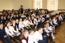 Учащиеся бакинской классической гимназии показали театрализованное представление (фото)