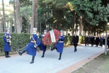 Президент Ильхам Алиев посетил могилу общенационального лидера Гейдара Алиева (ФОТО)