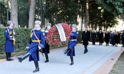 Президент Ильхам Алиев посетил могилу общенационального лидера Гейдара Алиева (ФОТО)