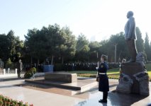 Президент Ильхам Алиев посетил могилу общенационального лидера Гейдара Алиева (ФОТО)