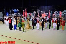 Новогоднее шоу в Баку - гимнастки в образе сказочных героев (фотосессия)