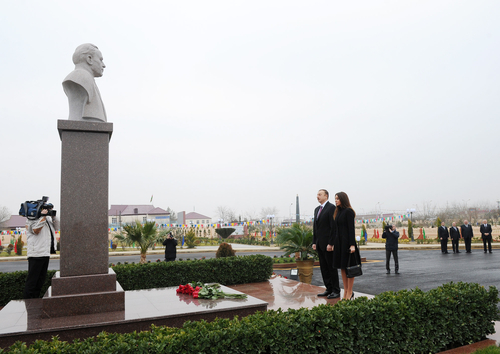 Президент и его супруга приняли участие в открытии нового жилого поселка в Агджабединском районе для вынужденных переселенцев (ФОТО)