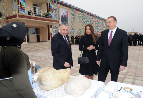 Президент и его супруга приняли участие в открытии нового жилого поселка в Агджабединском районе для вынужденных переселенцев (ФОТО)