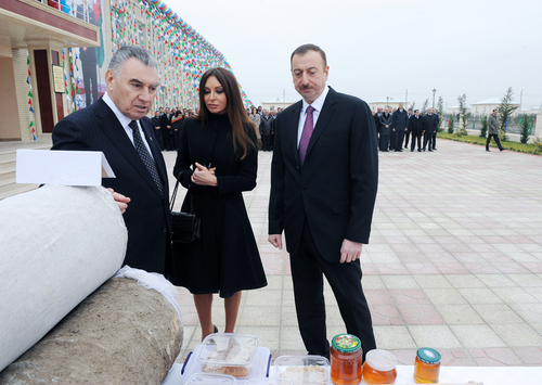 Президент и его супруга приняли участие в открытии нового жилого поселка в Агджабединском районе для вынужденных переселенцев (ФОТО)