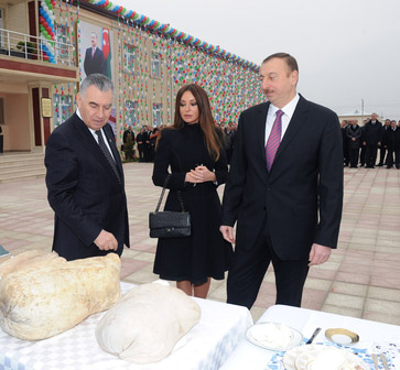 Президент и его супруга приняли участие в открытии нового жилого поселка в Агджабединском районе для вынужденных переселенцев (ФОТО)