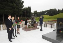Президент Азербайджана Ильхам Алиев и члены его семьи посетили могилу великого лидера Гейдара Алиева (ФОТО)