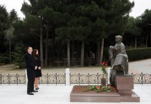 Президент Азербайджана Ильхам Алиев и члены его семьи посетили могилу великого лидера Гейдара Алиева (ФОТО)