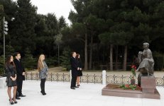 Президент Азербайджана Ильхам Алиев и члены его семьи посетили могилу великого лидера Гейдара Алиева (ФОТО)