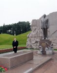 Президент Азербайджана Ильхам Алиев и члены его семьи посетили могилу великого лидера Гейдара Алиева (ФОТО)
