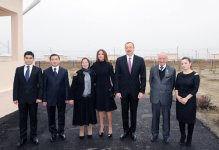 Президент и его супруга приняли участие в открытии нового жилого поселка в Агджабединском районе для вынужденных переселенцев (ФОТО)