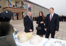 Президент и его супруга приняли участие в открытии нового жилого поселка в Агджабединском районе для вынужденных переселенцев (ФОТО)