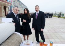 Президент и его супруга приняли участие в открытии нового жилого поселка в Агджабединском районе для вынужденных переселенцев (ФОТО)