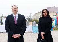 Президент и его супруга приняли участие в открытии нового жилого поселка в Агджабединском районе для вынужденных переселенцев (ФОТО)