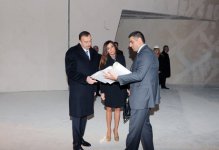 Президент Азербайджана и его супруга ознакомились с ходом строительства Центра Гейдара Алиева (ФОТО)