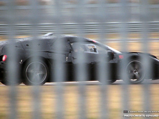 Прототип нового суперкара Ferrari попался фотошпионам