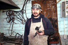 Азербайджанец выковал, теперь уже знаменитый на всю Россию, памятник огурцу (фото)