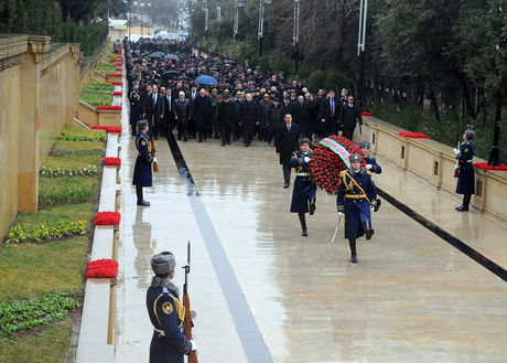 Azerbaijani President pays tribute to martyrs (PHOTO)