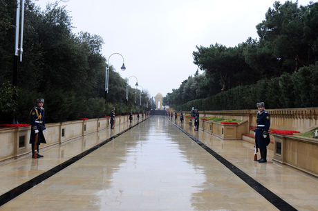 Azerbaijani President pays tribute to martyrs (PHOTO)
