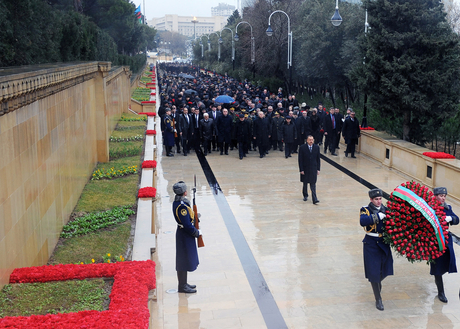 Azerbaijani President pays tribute to martyrs (PHOTO)