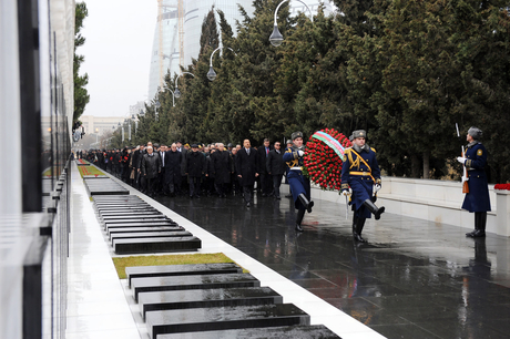 Azerbaijani President pays tribute to martyrs (PHOTO)