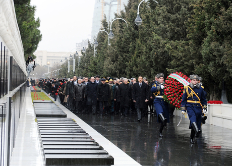 Azerbaijani President pays tribute to martyrs (PHOTO)