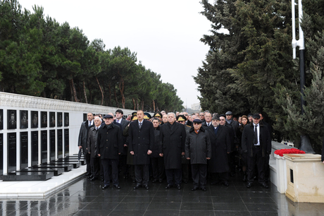 Azerbaijani President pays tribute to martyrs (PHOTO)