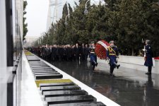Azerbaijani President pays tribute to martyrs (PHOTO)
