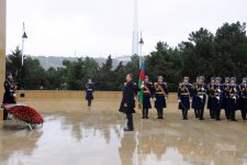 Azerbaijani President pays tribute to martyrs (PHOTO)