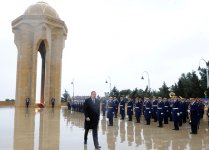 Azerbaijani President pays tribute to martyrs (PHOTO)