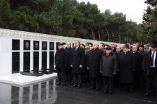 Azerbaijani President pays tribute to martyrs (PHOTO)