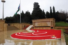 Azerbaijani President pays tribute to martyrs (PHOTO)