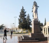 President Ilham Aliyev visits national leader Heydar Aliyev`s monument in Goranboy (PHOTO)