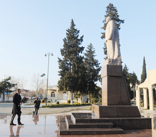 President Ilham Aliyev visits national leader Heydar Aliyev`s monument in Goranboy (PHOTO)