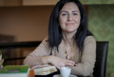 О жизни пятерых подруг в Баку, или Когда цейтнот накроет Рену Юзбаши девятым валом  (фотосессия)