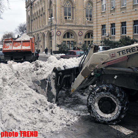 Причина автомобильных пробок в Баку - нерастаявшие сугробы