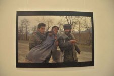 В Баку представлены уникальные работы французского фотографа, посвященные Ходжалинской трагедии (фото)