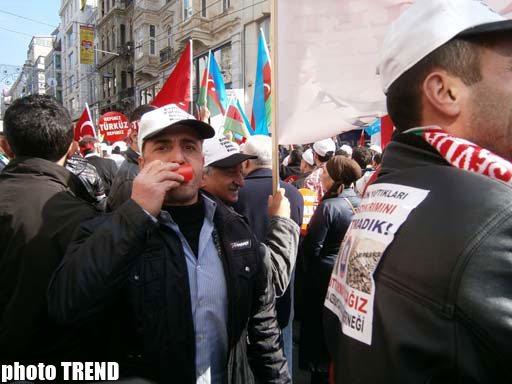 В Стамбуле продолжается митинг, посвященный 20-летию Ходжалинского геноцида (ФОТО)