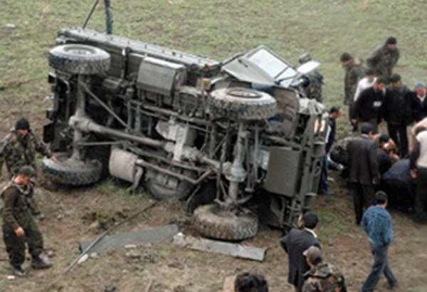 В Турции перевернулся военный автомобиль