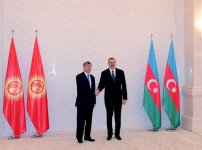 В Баку состоялась церемония официальной встречи президента Кыргызстана (ФОТО)