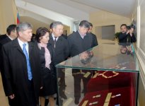 Президент Кыргызстана и его супруга ознакомились с площадью Государственного флага в Баку (ФОТО)