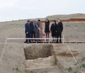 Президент Азербайджана ознакомился с археологическим памятником Гейтепе (ФОТО)