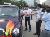 Дорожная полиция Баку раздает водителям буклеты в связи с "Евровидением-2012" (ФОТО)