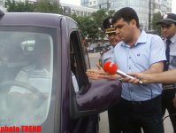 Дорожная полиция Баку раздает водителям буклеты в связи с "Евровидением-2012" (ФОТО)