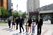 Президент Азербайджана и его супруга приняли участие в Празднике цветов в Баку (ФОТО)