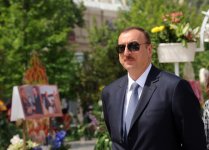 Президент Азербайджана и его супруга приняли участие в Празднике цветов в Баку (ФОТО)
